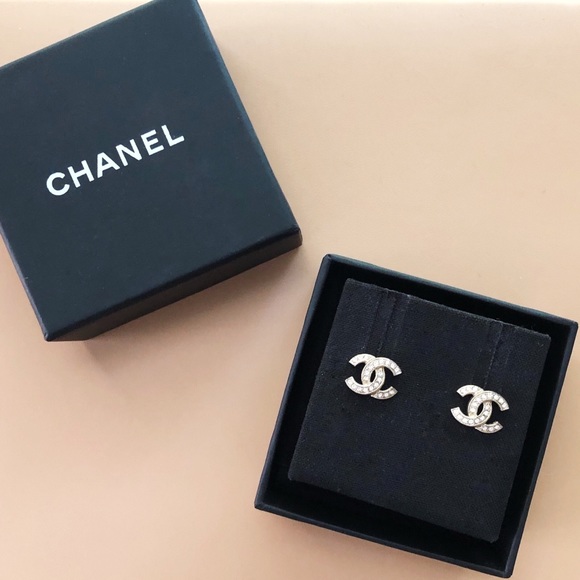 ‼️SOLD‼️ Gold Chanel CC Stud Earrings - Picture 1 of 5